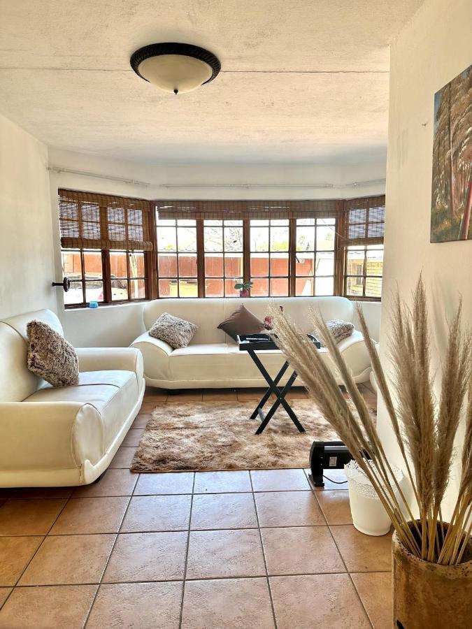 Blue Lantern Bed And Breakfast Kempton Park Extérieur photo