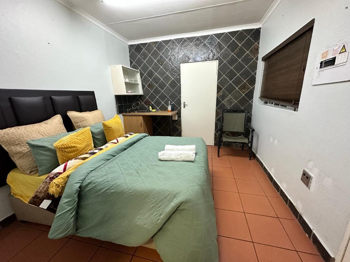 Blue Lantern Bed And Breakfast Kempton Park Extérieur photo